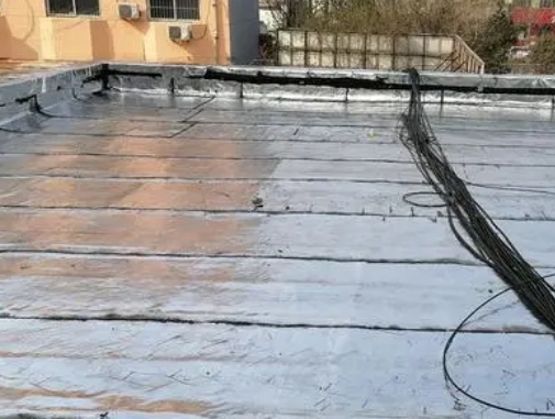 南乐卫生间漏水维修公司分享下南乐屋面楼顶防水刚性防水层施工要点。